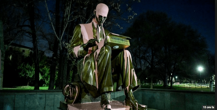 La vernice sulla statua di Montanelli: non è solo rosa, è anche lavabile