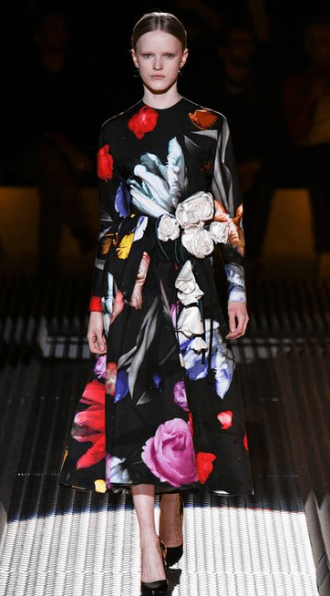 Vestiti a fiori dopo i fifty. E anche dopo&nbsp;l’estate