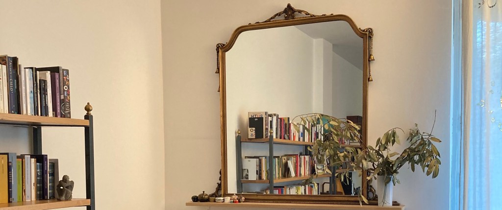 Un posto per leggere, un cesto con il lavoro a maglia, una giacca blu. Casa è dove stai bene