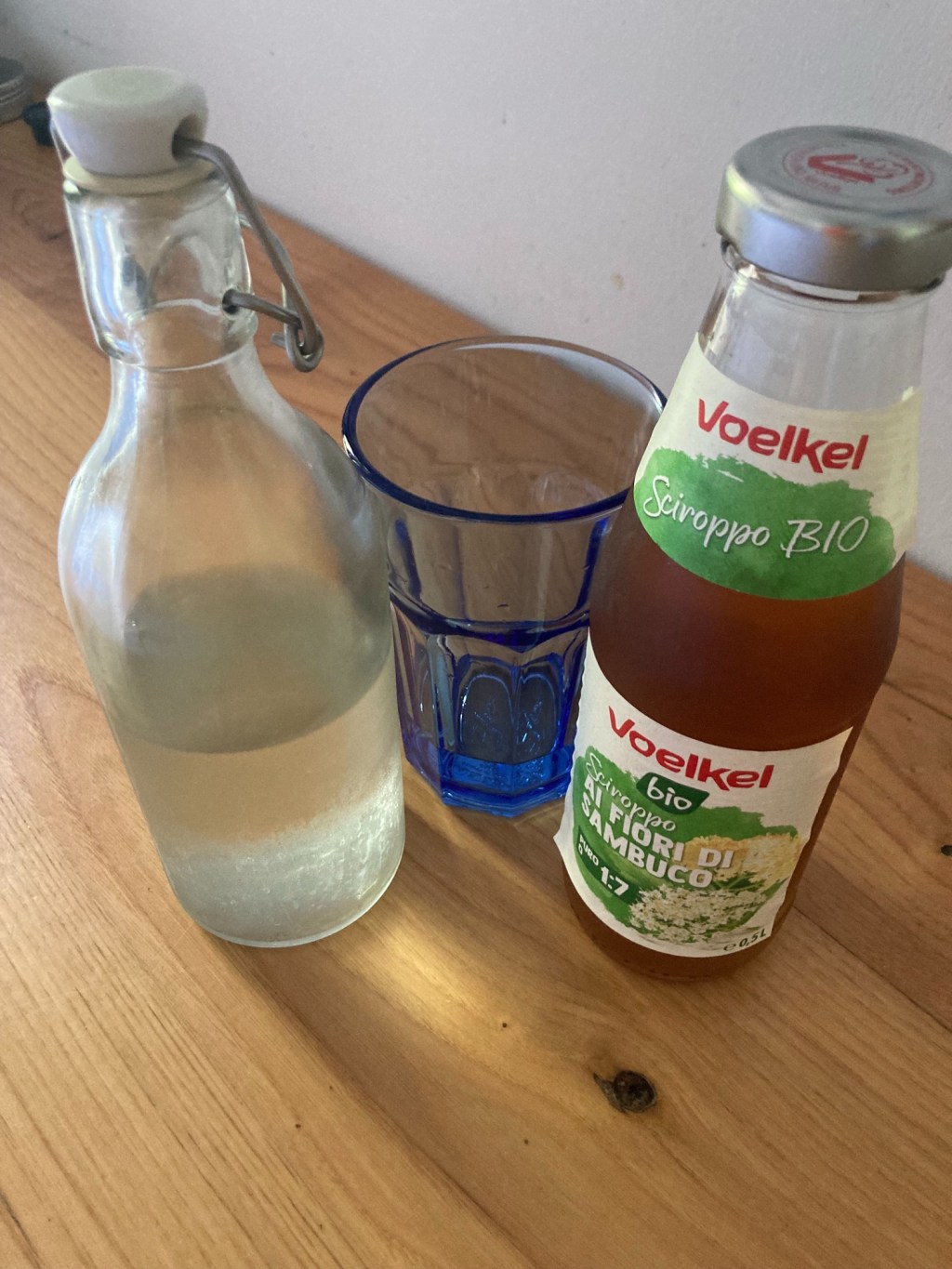 Cosa fare quando fa caldo: bere acqua con sciroppo di&nbsp;sambuco